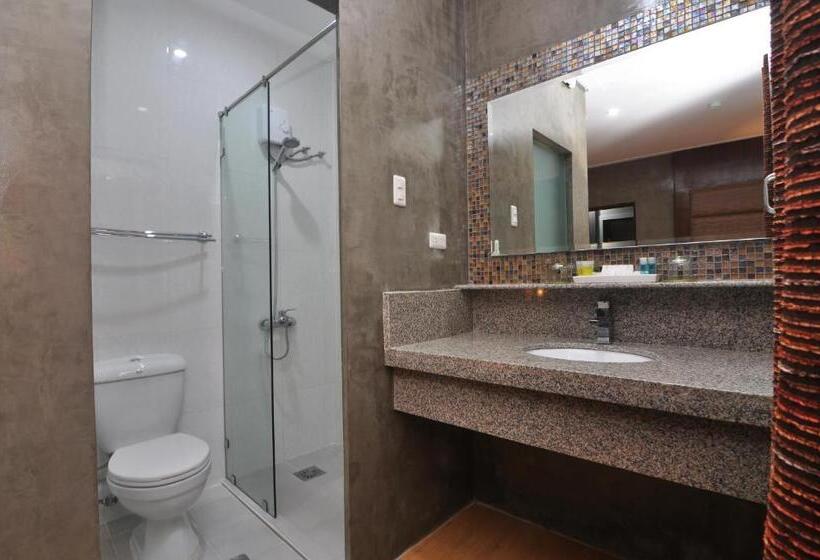 디럭스 룸, 717 Cesar Place