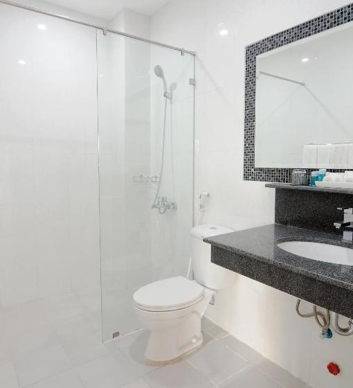 디럭스 패밀리 룸, 717 Cesar Place