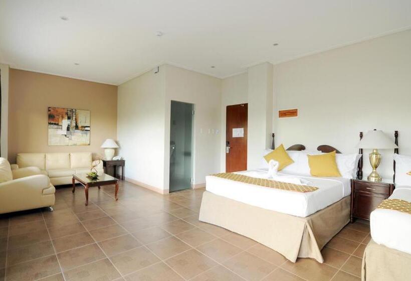 디럭스 패밀리 룸, 717 Cesar Place