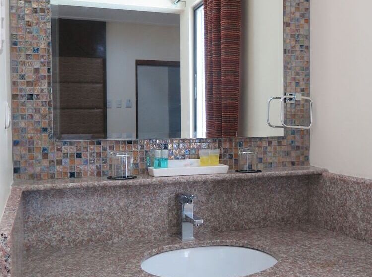 디럭스 룸, 717 Cesar Place