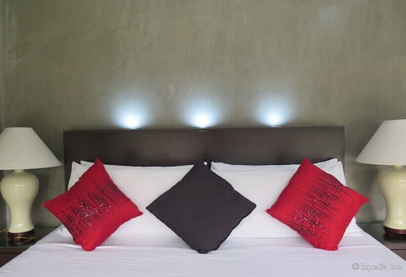 디럭스 룸, 717 Cesar Place