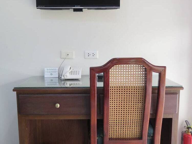 디럭스 룸, 717 Cesar Place