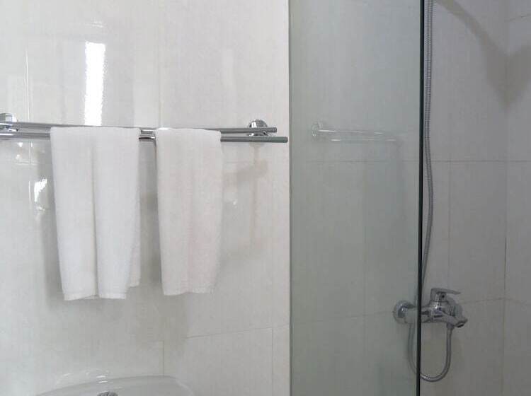 패밀리 룸, 717 Cesar Place