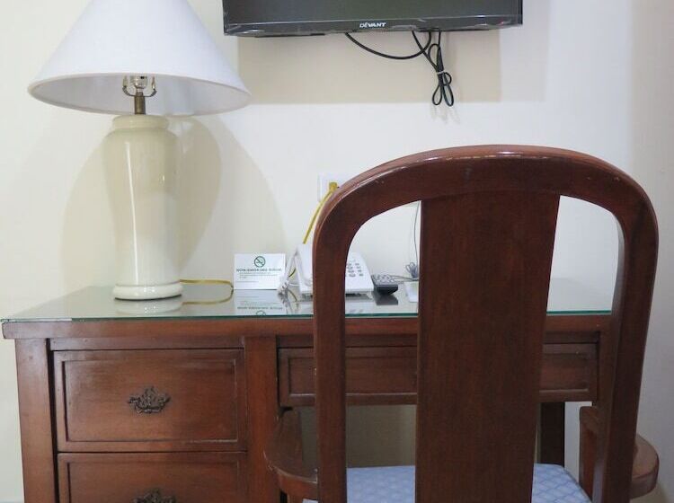 패밀리 룸, 717 Cesar Place