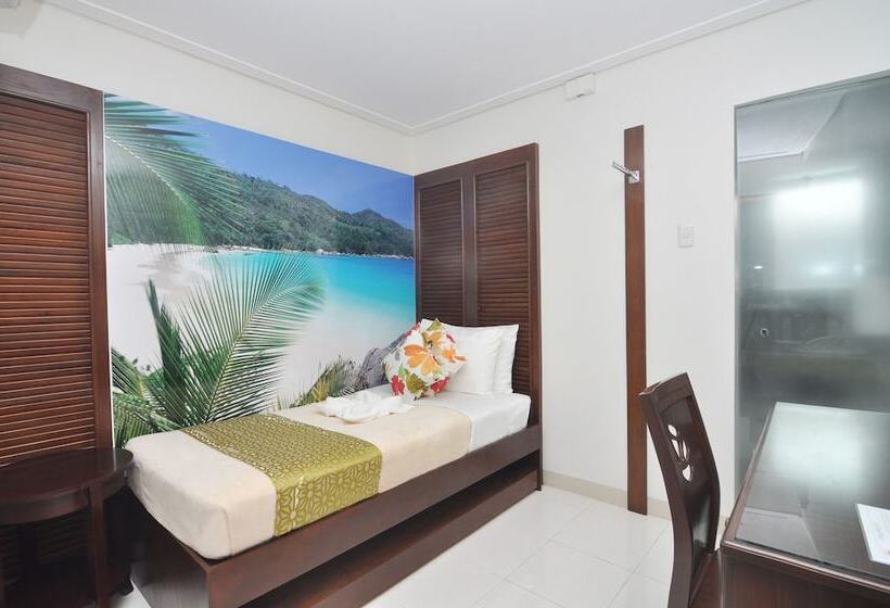 패밀리 룸, 717 Cesar Place