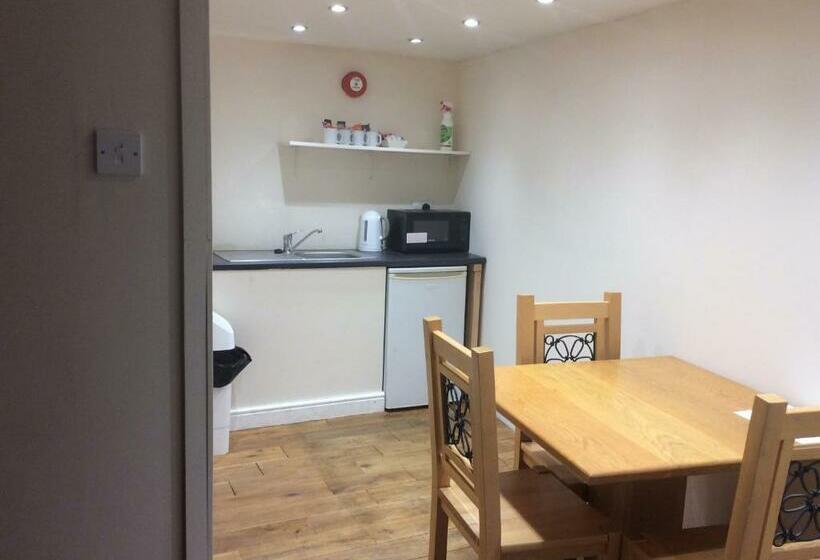 スタンダードトリプルルーム, Arncliffe Arms