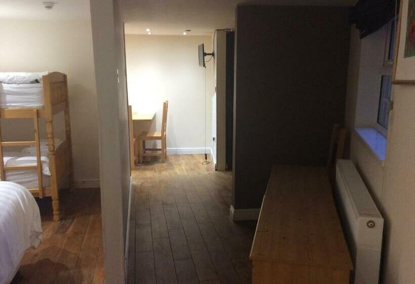 スタンダードトリプルルーム, Arncliffe Arms