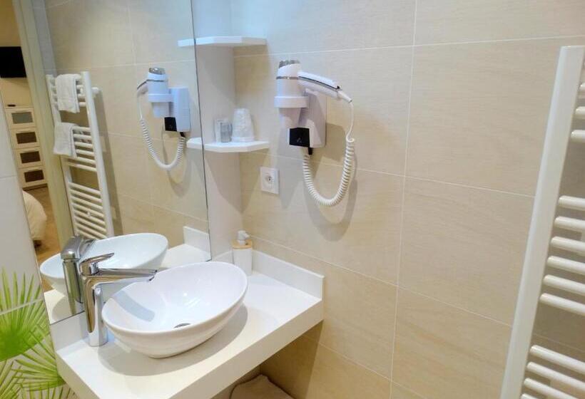 חדר משפחתי, Castel Fleuri