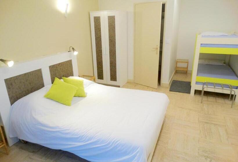 חדר משפחתי, Castel Fleuri