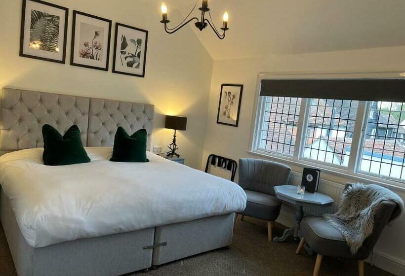 غرفة ديلوكس ثلاثية, Castle