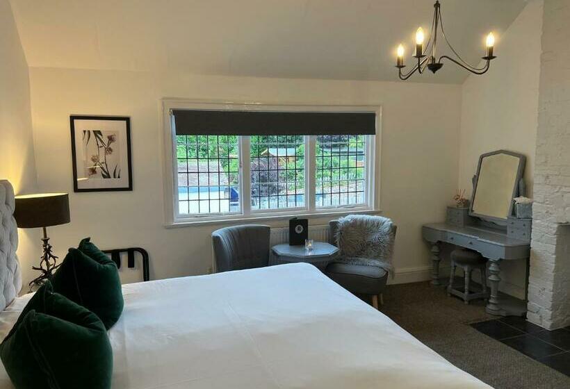 غرفة ديلوكس ثلاثية, Castle