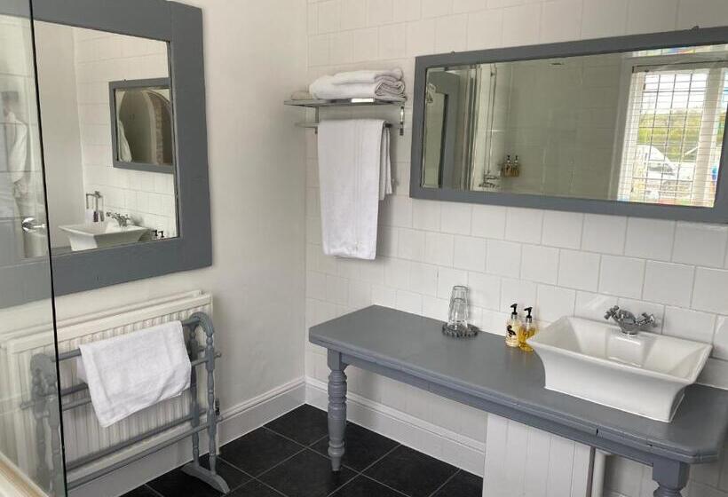 غرفة ديلوكس ثلاثية, Castle