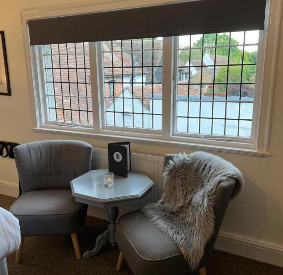 غرفة ديلوكس ثلاثية, Castle