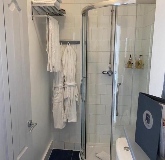 غرفة أساسية, Castle