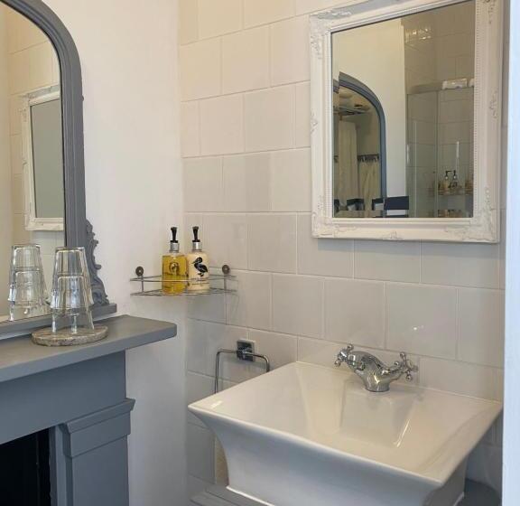 غرفة أساسية, Castle