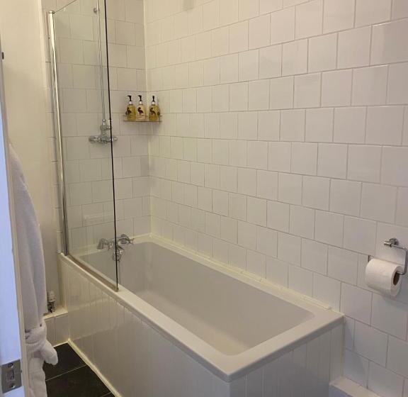 غرفة ديلوكس ثلاثية, Castle