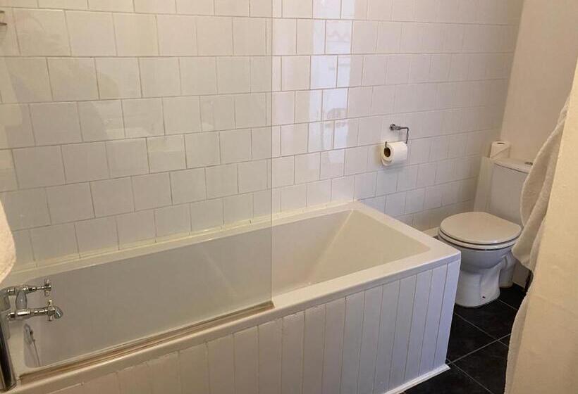 غرفة ديلوكس ثلاثية, Castle