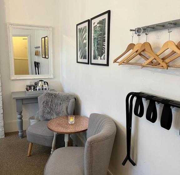 غرفة ديلوكس ثلاثية, Castle