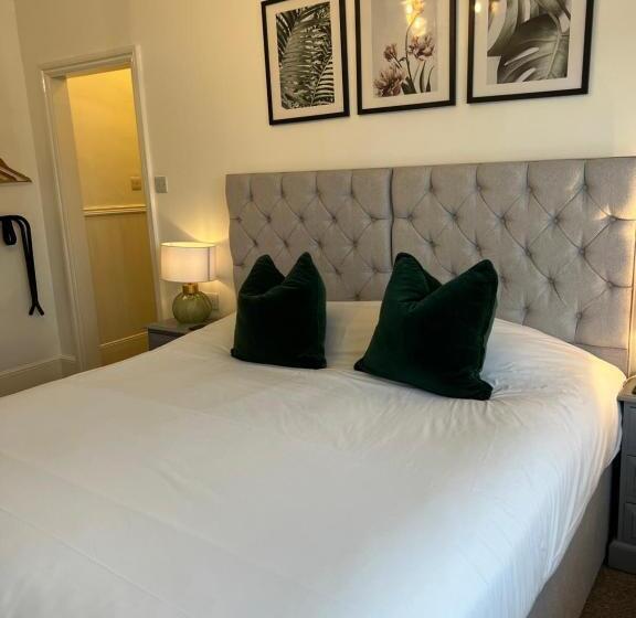 غرفة ديلوكس ثلاثية, Castle