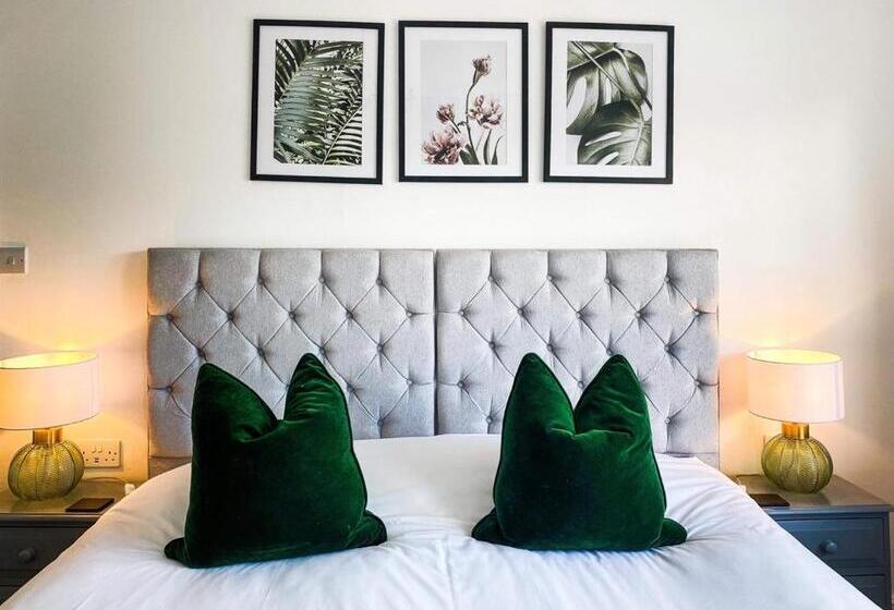 غرفة ديلوكس ثلاثية, Castle