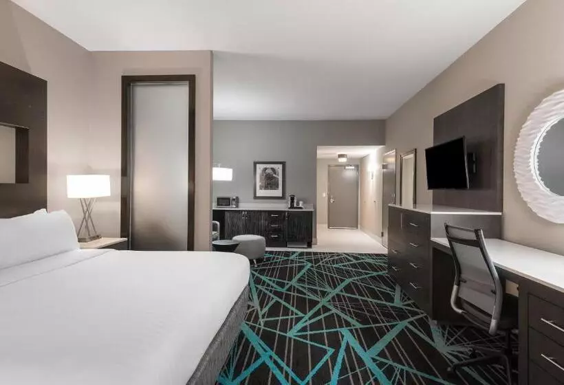スイート, Holiday Inn Express & Suites   Charlotte Airport, An Ihg