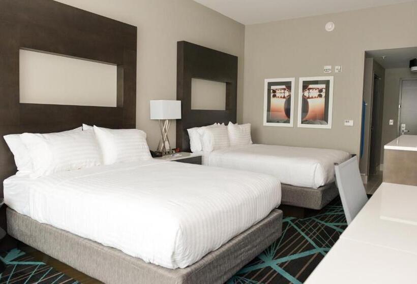 Номер Стандарт Кровать Квин Адаптированный для Инвалидов, Holiday Inn Express & Suites   Charlotte Airport, An Ihg