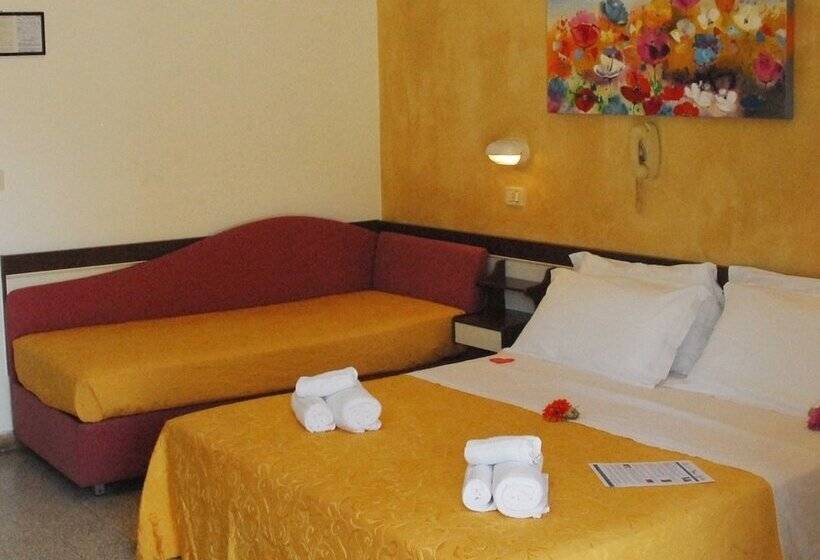 اتاق استاندارد سه نفره, Hollywood