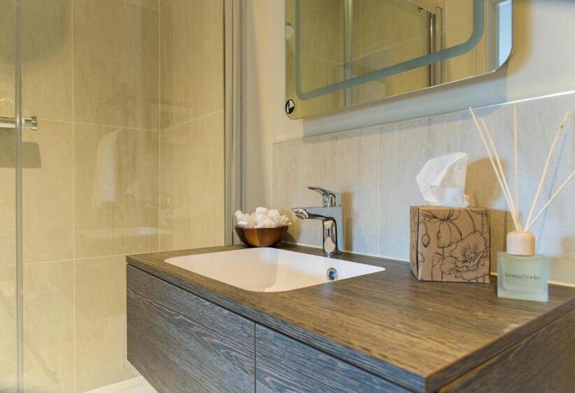 Номер Deluxe, The Porterhouse Grill & Rooms