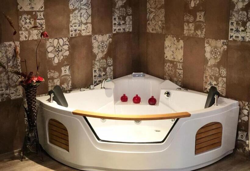 اتاق لوکس با بالکن و چشمانداز دریا, Velena