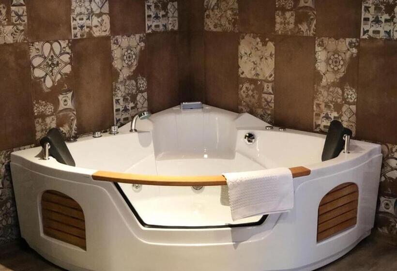 اتاق لوکس با بالکن و چشمانداز دریا, Velena