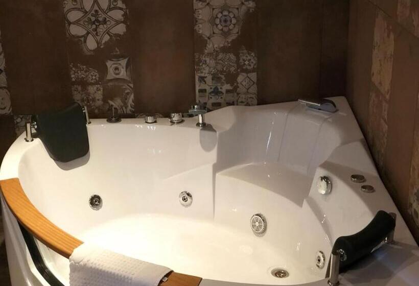 اتاق لوکس با بالکن و چشمانداز دریا, Velena