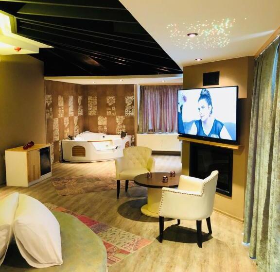 اتاق لوکس با بالکن و چشمانداز دریا, Velena