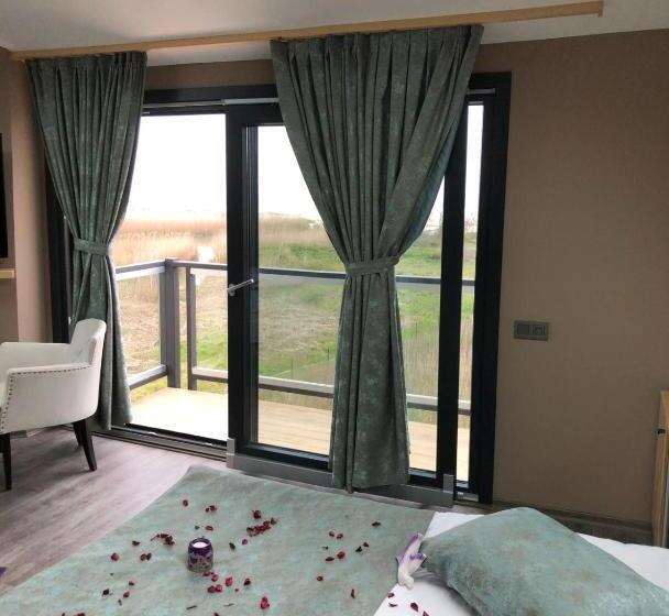 اتاق لوکس با چشمانداز دریا, Velena