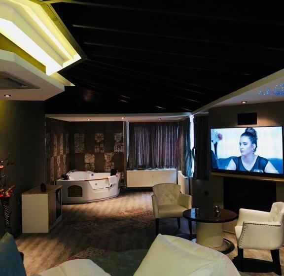 اتاق لوکس با بالکن و چشمانداز دریا, Velena