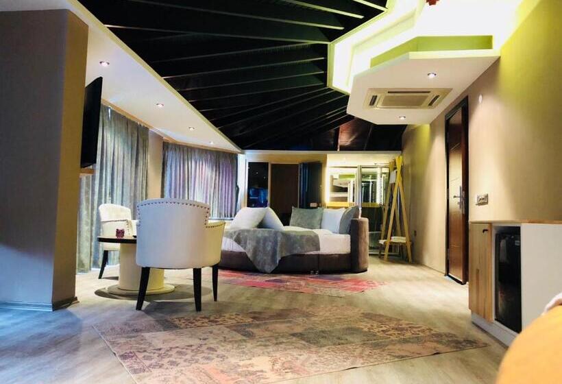 اتاق لوکس با بالکن و چشمانداز دریا, Velena