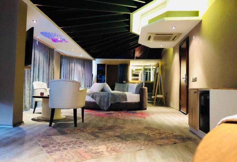 اتاق لوکس با بالکن و چشمانداز دریا, Velena