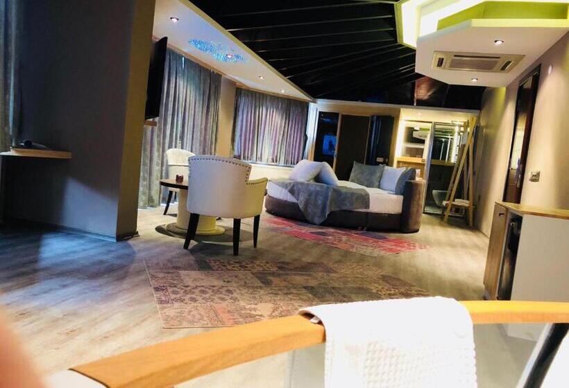 اتاق لوکس با بالکن و چشمانداز دریا, Velena