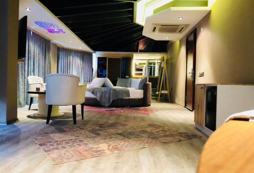 اتاق لوکس با بالکن و چشمانداز دریا, Velena