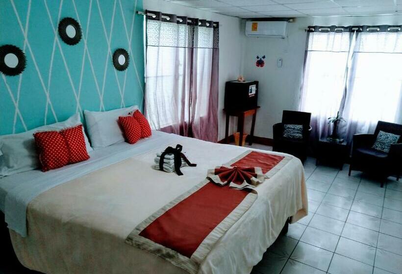 جناح سرير كينج, The Red Hut Inn