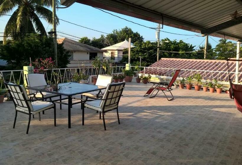 جناح سرير كينج, The Red Hut Inn