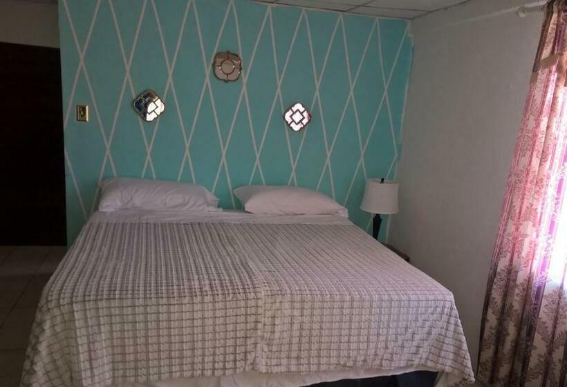 جناح سرير كينج, The Red Hut Inn