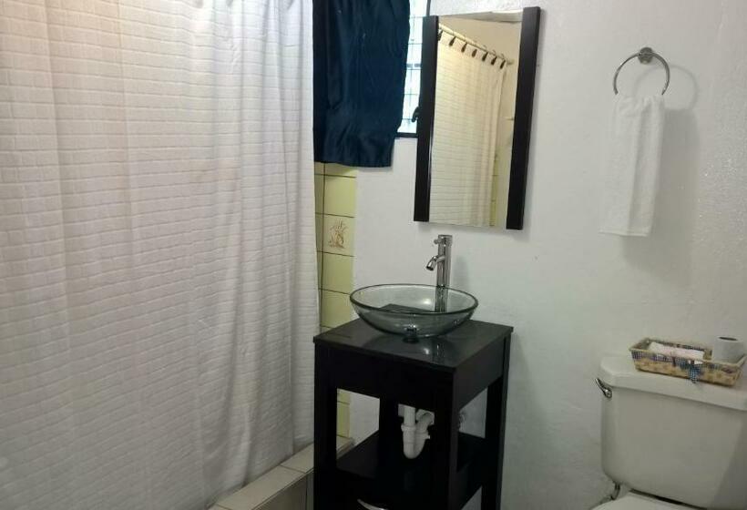 جناح سرير كينج, The Red Hut Inn