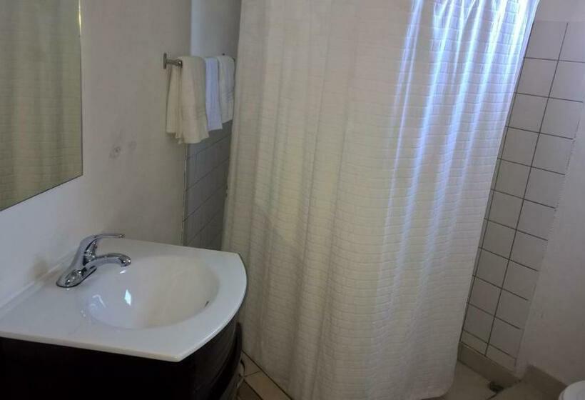 جناح سرير كينج, The Red Hut Inn