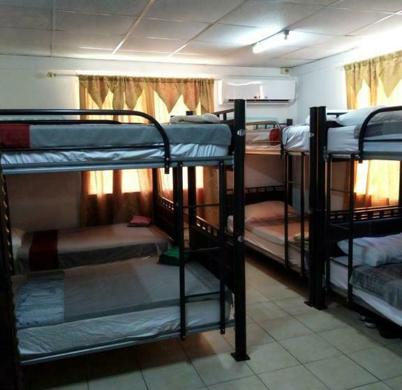 سرير فى غرفة مشتركه, The Red Hut Inn