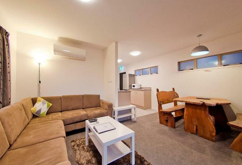 סוויטת 2 חדרי שינה, The Olive Motel