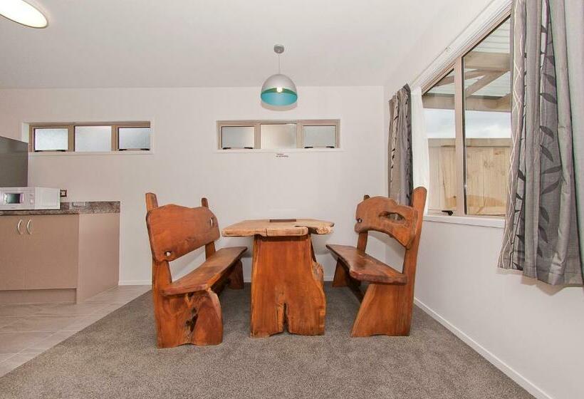 סוויטת 2 חדרי שינה, The Olive Motel