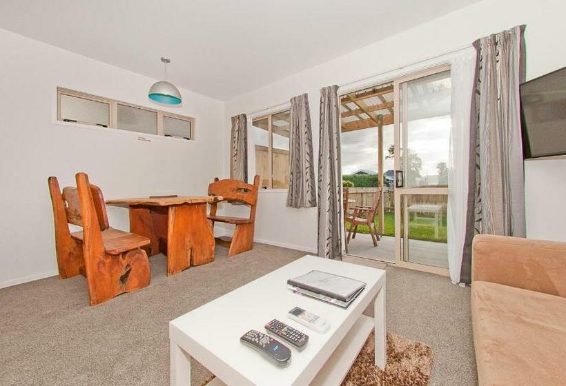 סוויטת 2 חדרי שינה, The Olive Motel