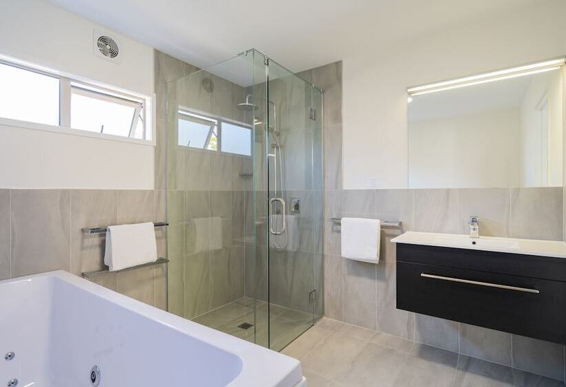 סוויטת 2 חדרי שינה, The Olive Motel