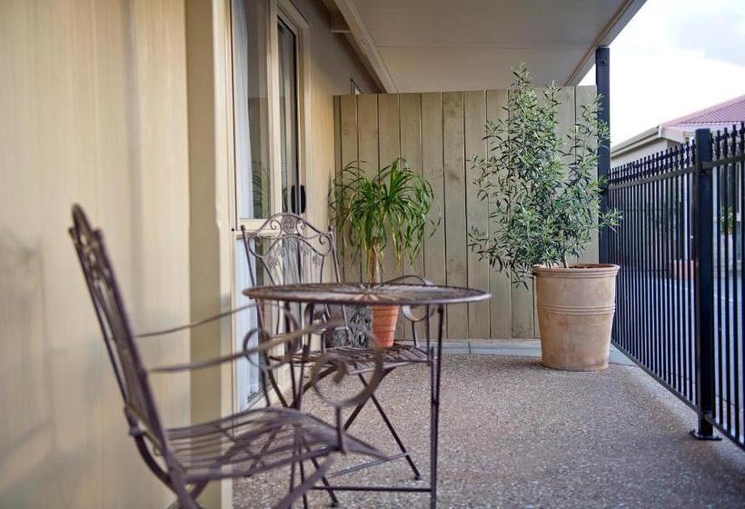 סוויטה עם ג'קוזי, The Olive Motel