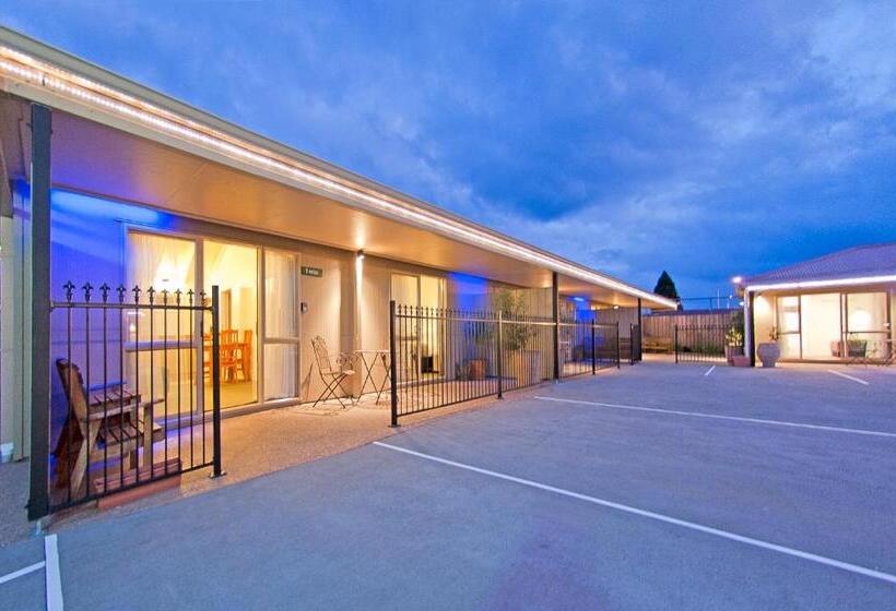 סוויטה עם ג'קוזי, The Olive Motel